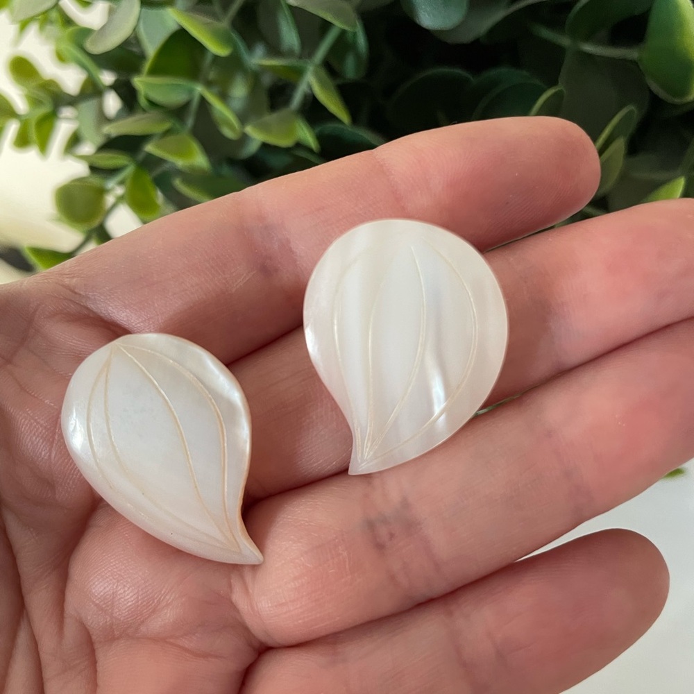 Vintage Pierced Earrings Mother of Pearl MOP Carved Shell Drop